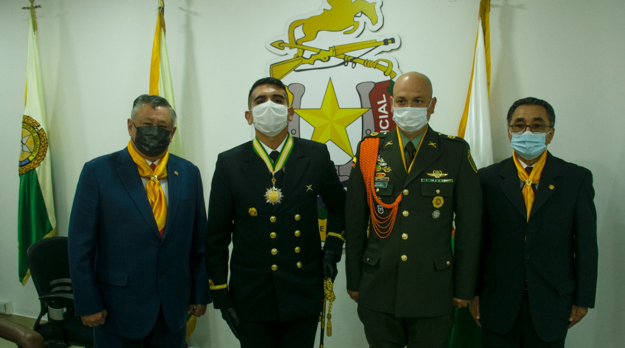 Policías formados durante acto de condecoración